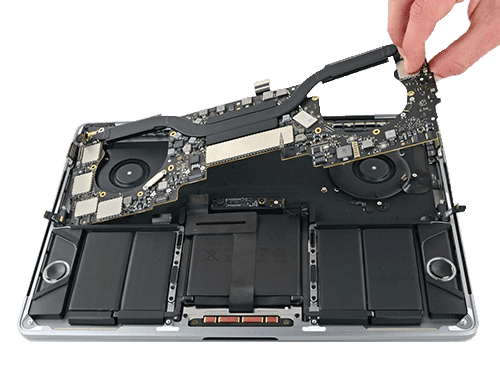 Técnico reparando una placa base de Mac